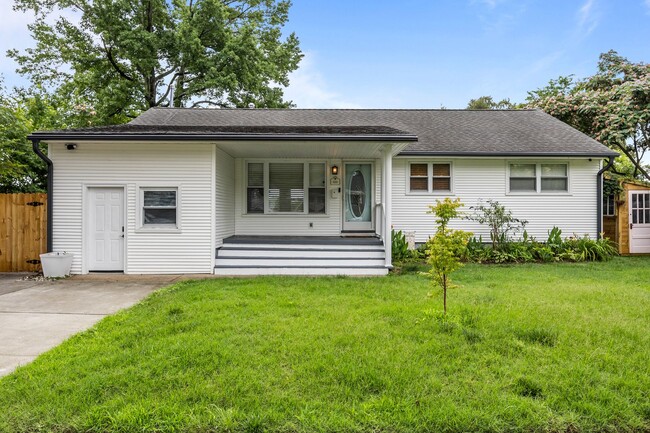 8490 Lynn River Rd in Norfolk, VA - Building Photo - Building Photo