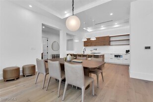 201 8th St S in Naples, FL - Building Photo