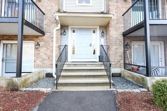 610 S Franklin St in Holbrook, MA - Foto de edificio - Building Photo