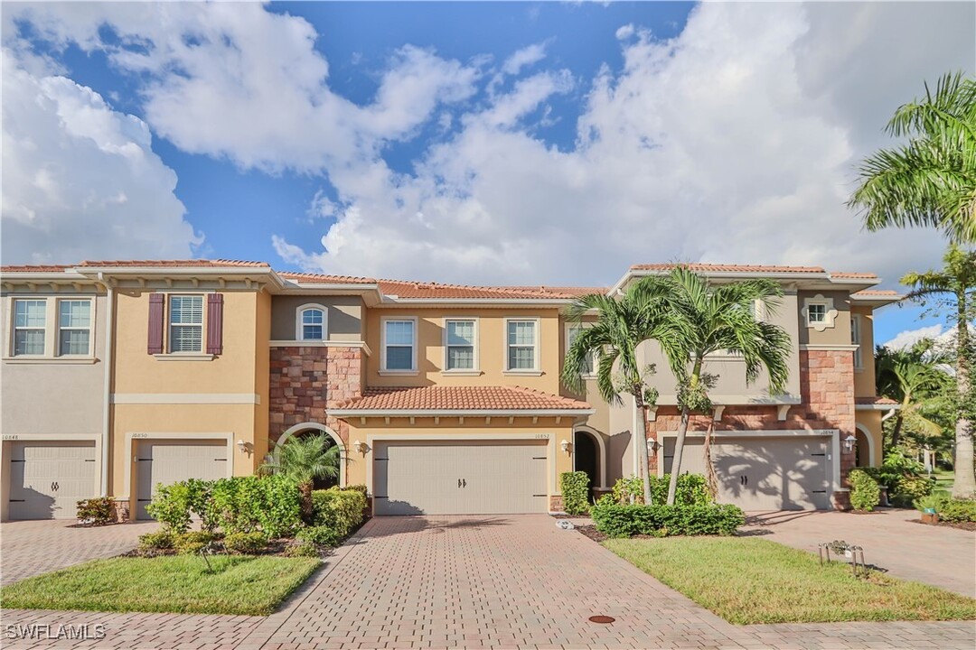 10852 Alvara Point Dr in Bonita Springs, FL - Foto de edificio