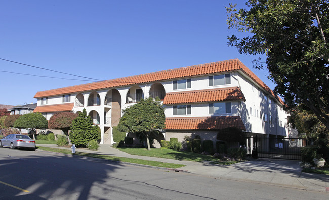 2133 Santa Clara Ave in Alameda, CA - Foto de edificio - Building Photo