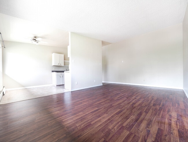 Creston House in Edmonton, AB - Building Photo - Building Photo