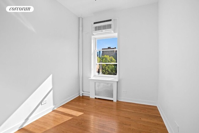 51 Bank St in New York, NY - Building Photo - Building Photo