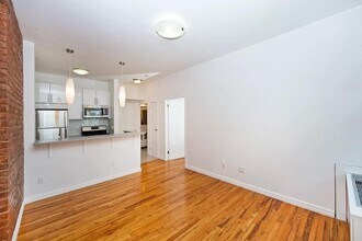 130 Barrow St in New York, NY - Building Photo - Building Photo