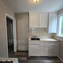 18715 Roscommon St in Harper Woods, MI - Building Photo - Building Photo