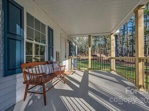 389 Old Clear Creek Rd in Hendersonville, NC - Foto de edificio - Building Photo
