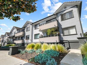 6611 Woodman Ave in Los Angeles, CA - Building Photo - Building Photo