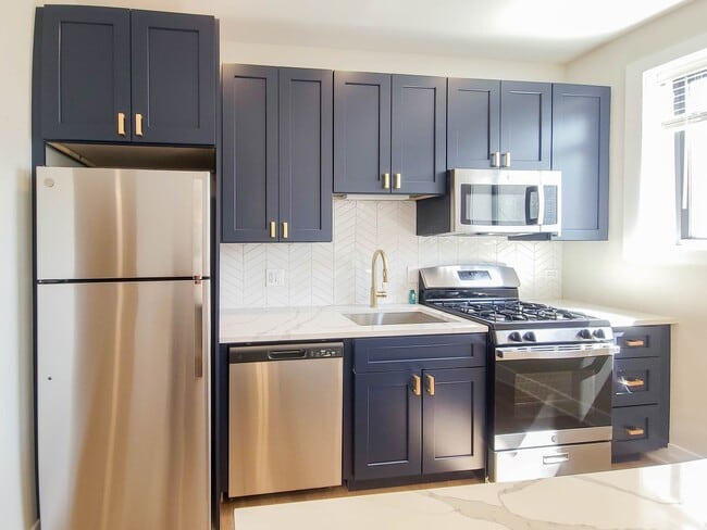 2020 W Montrose Ave, Unit 2C in Chicago, IL - Foto de edificio - Building Photo