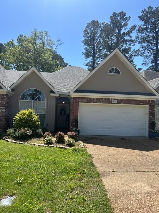 516 Bay Pointe Dr in Brandon, MS - Building Photo