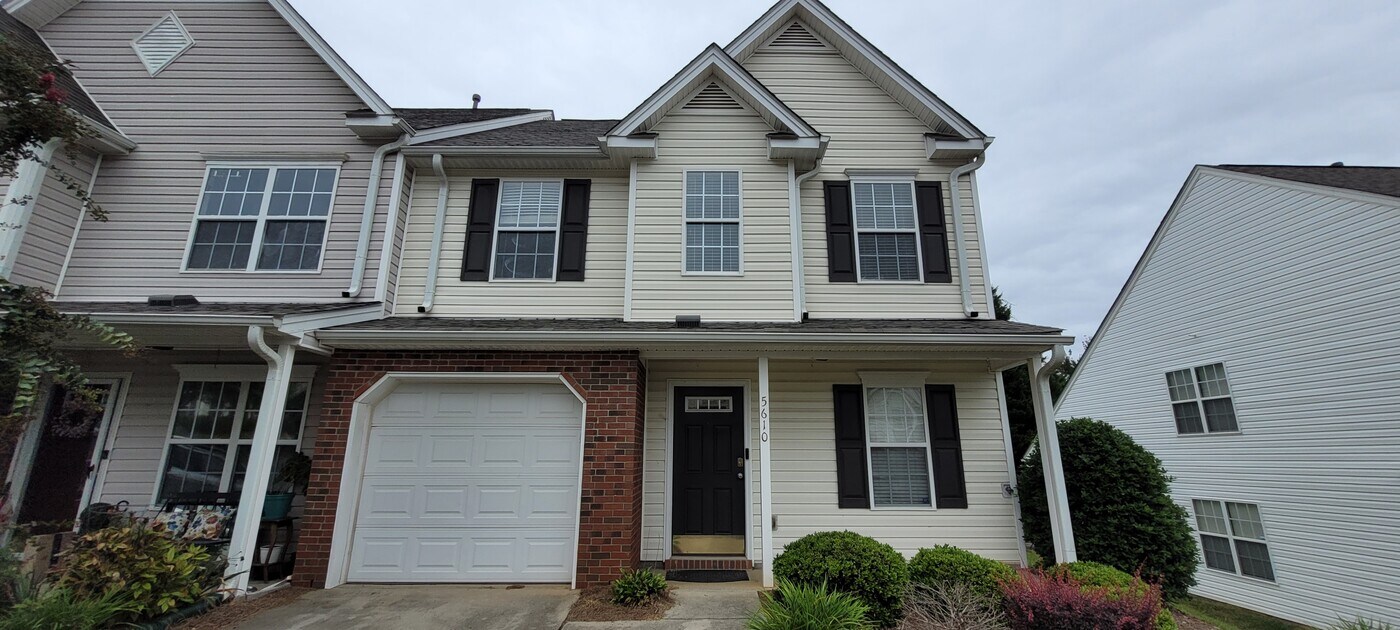 5610 Harbor House Dr in Greensboro, NC - Foto de edificio