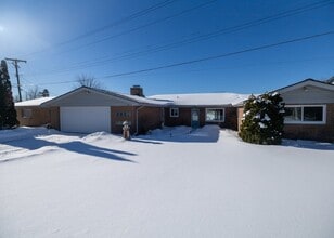 504 Burgess Dr in White Lake, MI - Building Photo - Building Photo