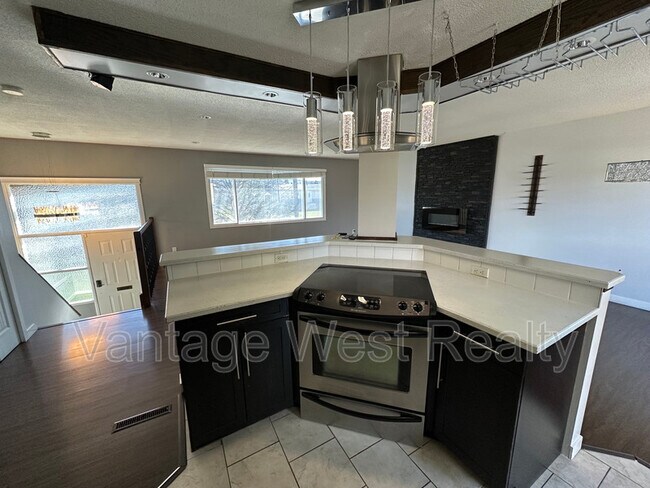 270 Keithley Rd in Kelowna, BC - Building Photo - Building Photo