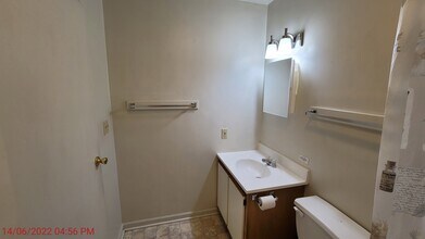 313 Pierce Ave, Unit 313 in Charleston, IL - Foto de edificio - Building Photo