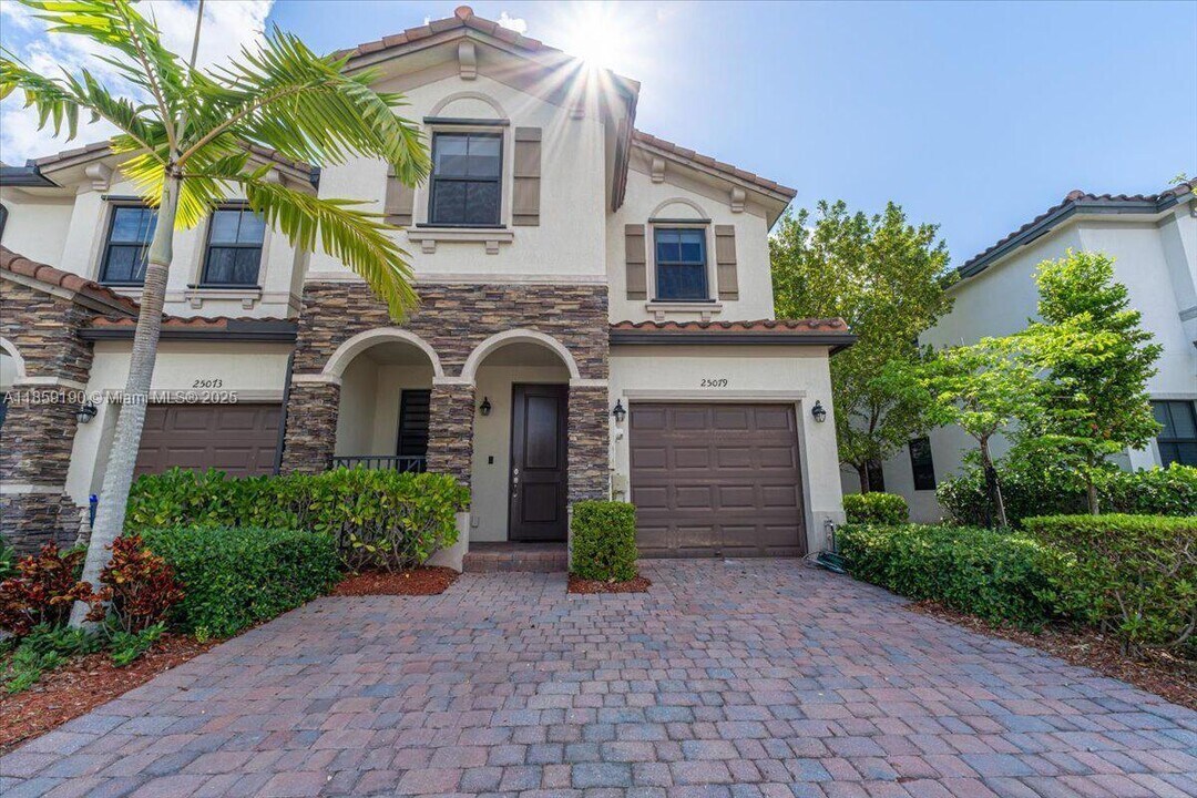 25079 SW 114th Ct in Homestead, FL - Foto de edificio