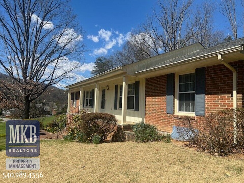 5527 Grandin Rd Ext in Cave Spring, VA - Building Photo
