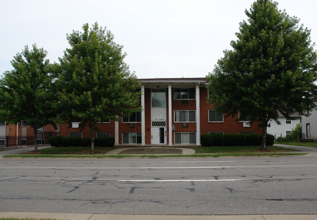 Saginaw Terrace in Lansing, MI - Building Photo