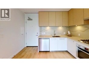 567 Clarke Rd in Burnaby, BC - Building Photo - Building Photo