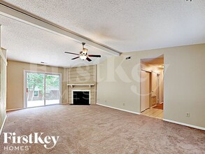 6417 Pineburr Ct, Unit B-302 in Charlotte, NC - Foto de edificio - Building Photo