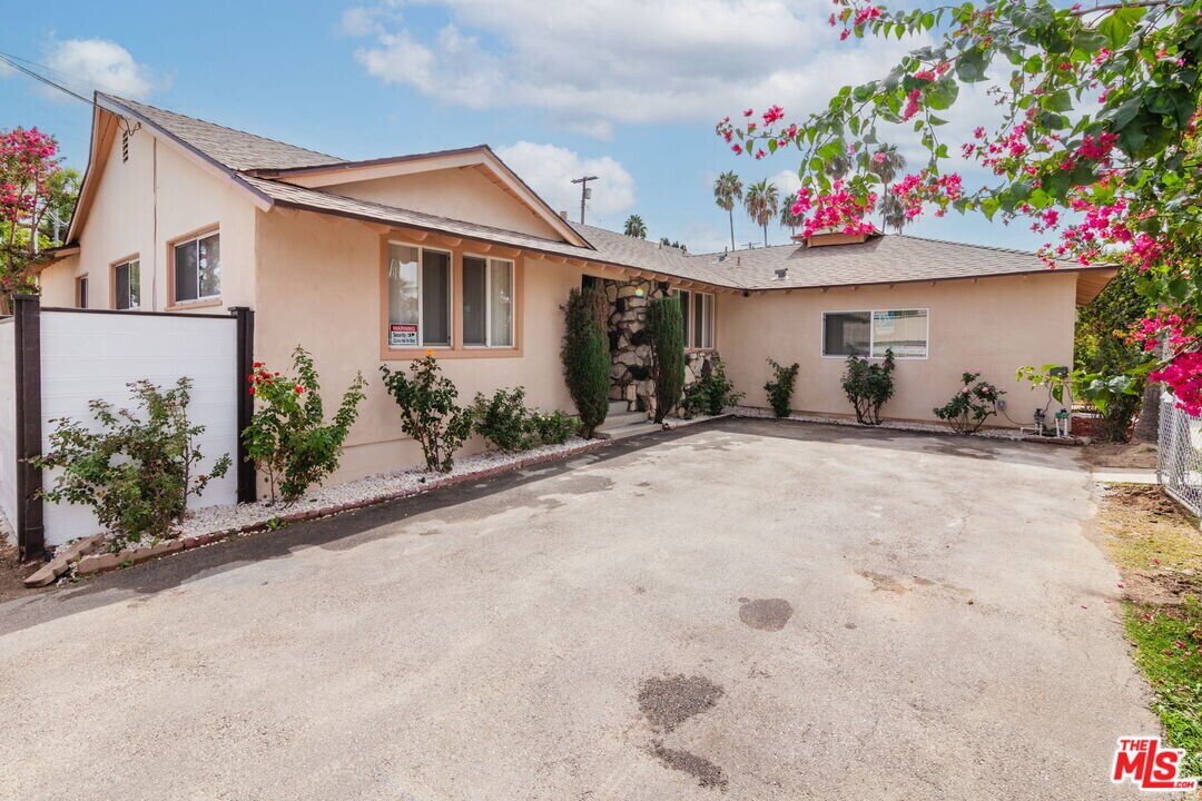 8646 Corbin Ave in Los Angeles, CA - Building Photo
