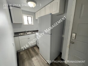 215 W Utica St in Buffalo, NY - Foto de edificio - Building Photo