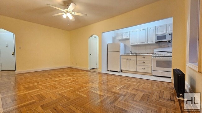 Spacious 1-Bedroom Co-op – 6th Floor – Woodside in Queens, NY - Foto de edificio - Building Photo