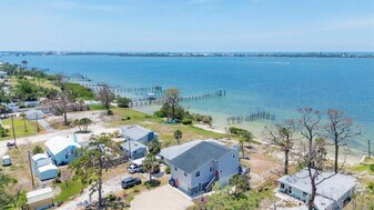 568 S McCall Rd in Englewood, FL - Building Photo