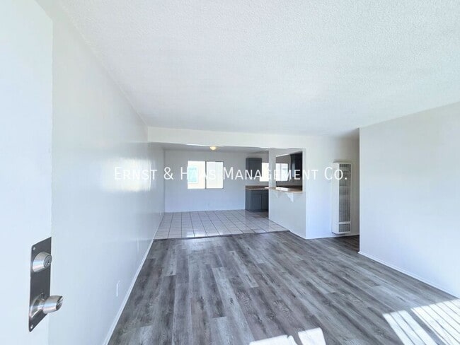 1330 Walnut Ave in Long Beach, CA - Building Photo - Building Photo