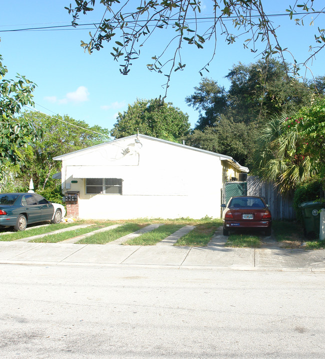 431 NE 64th St in Miami, FL - Foto de edificio - Building Photo