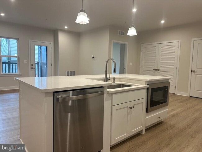 14401 Milk Thistle Ln in Chantilly, VA - Building Photo - Building Photo