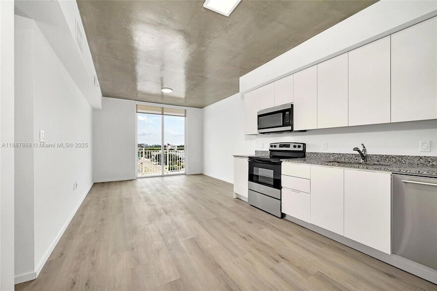 475 NE 125th St, Unit 702 in North Miami, FL - Building Photo
