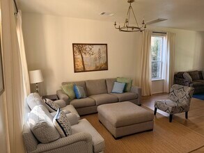 8516 Hillrock Dr in Round Rock, TX - Foto de edificio - Building Photo