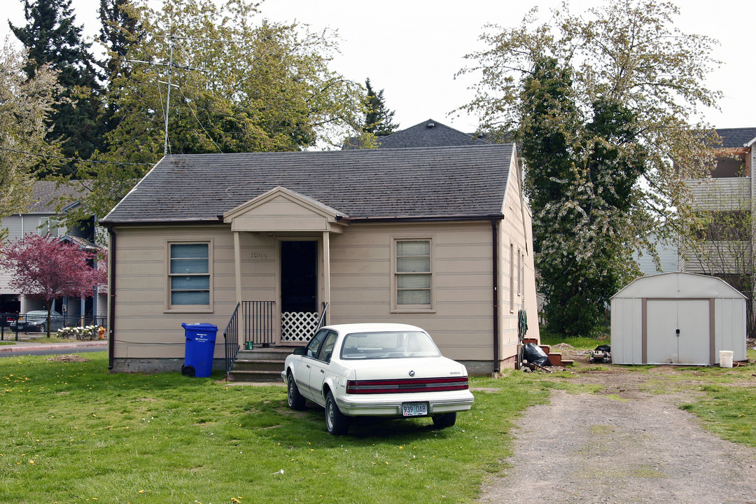 19244 E Burnside St in Portland, OR - Building Photo