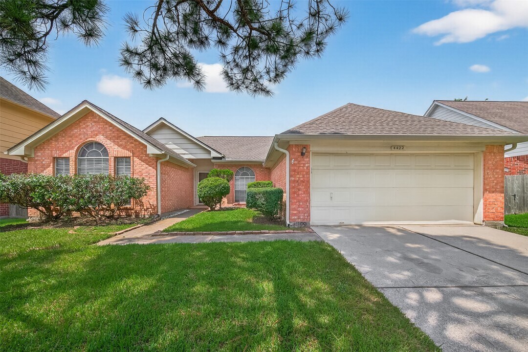 4422 Webelos Ct in Friendswood, TX - Building Photo