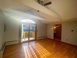 877 Homestead Ave, Unit 2 in Holyoke, MA - Foto de edificio - Building Photo
