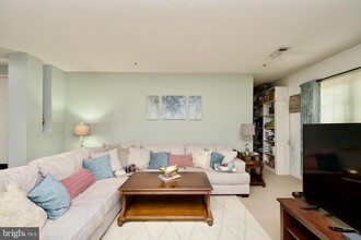 289 S Pickett St-Unit -201 in Alexandria, VA - Foto de edificio - Building Photo