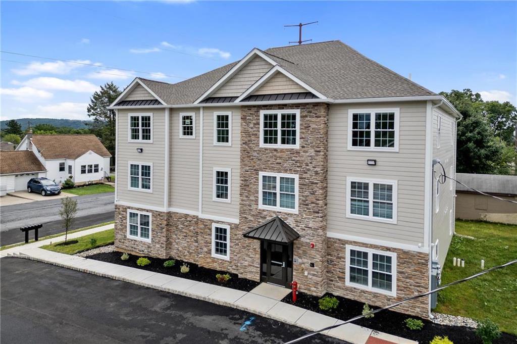 2039 Clermont St-Unit -201 in Bethlehem, PA - Foto de edificio