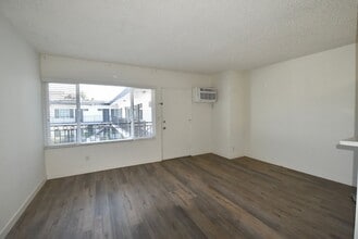 12255 Burbank Blvd, Unit 222 in Los Angeles, CA - Foto de edificio - Building Photo