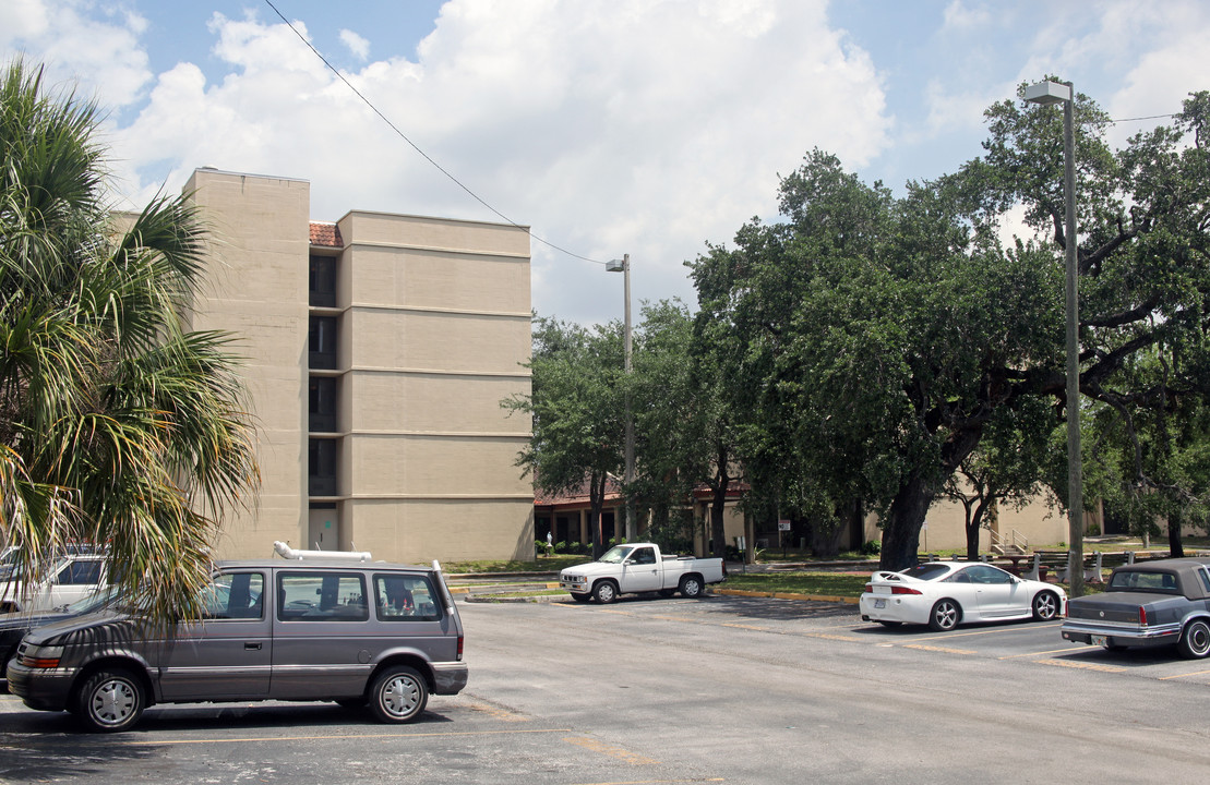 Hacienda Villas in Tampa, FL - Building Photo