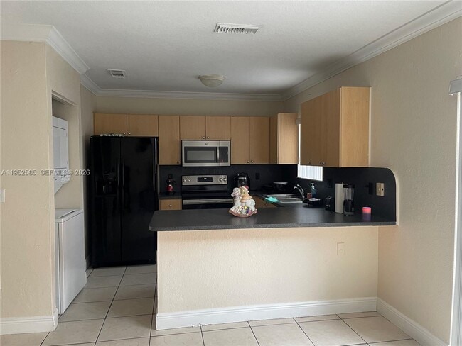 8771 NW 106th Ln in Hialeah, FL - Building Photo - Building Photo