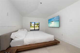 900 W 47th Ct in Miami Beach, FL - Foto de edificio - Building Photo