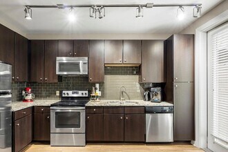 1900 Barton Springs Rd, Unit 5033 in Austin, TX - Building Photo - Building Photo