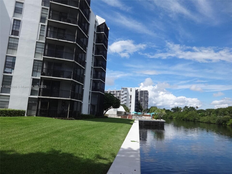 3475 N Country Club Dr in Miami, FL - Building Photo