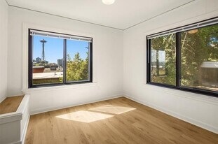 909 4th Ave N, Unit F in Seattle, WA - Building Photo