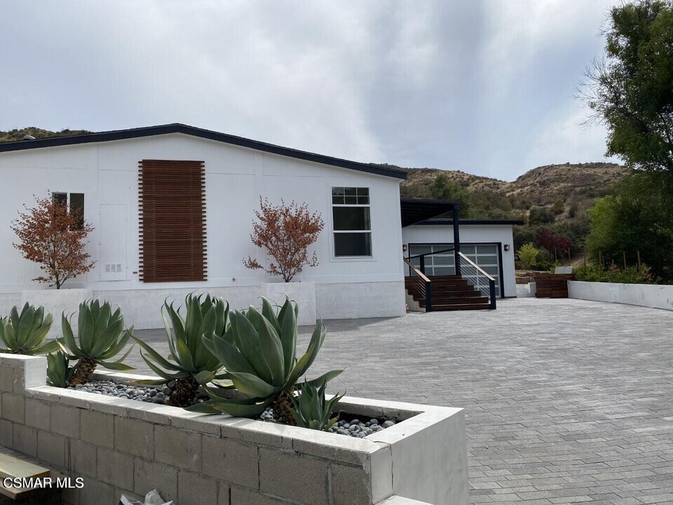 152 Kings Pl in Westlake Village, CA - Building Photo