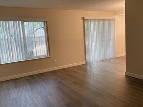 5445 Marconi Ave in Carmichael, CA - Foto de edificio - Interior Photo