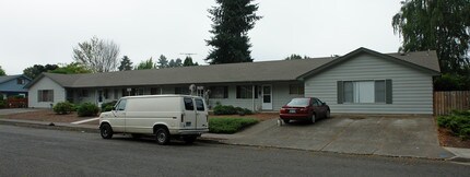 2512-2526 Honeysuckle Way NE in Salem, OR - Building Photo - Building Photo