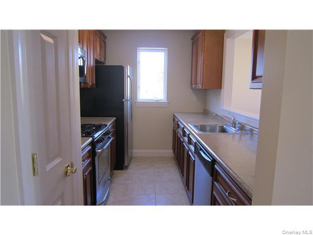 402 Tondo Cir in Harriman, NY - Building Photo