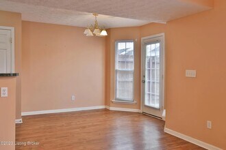 6736 Arbor Creek Dr in Louisville, KY - Foto de edificio - Building Photo