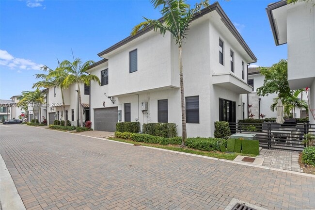 8249 NW 46th St in Doral, FL - Building Photo - Building Photo