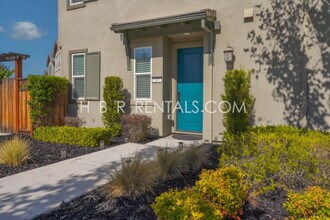 337 W Phelps Dr in Tracy, CA - Building Photo - Building Photo